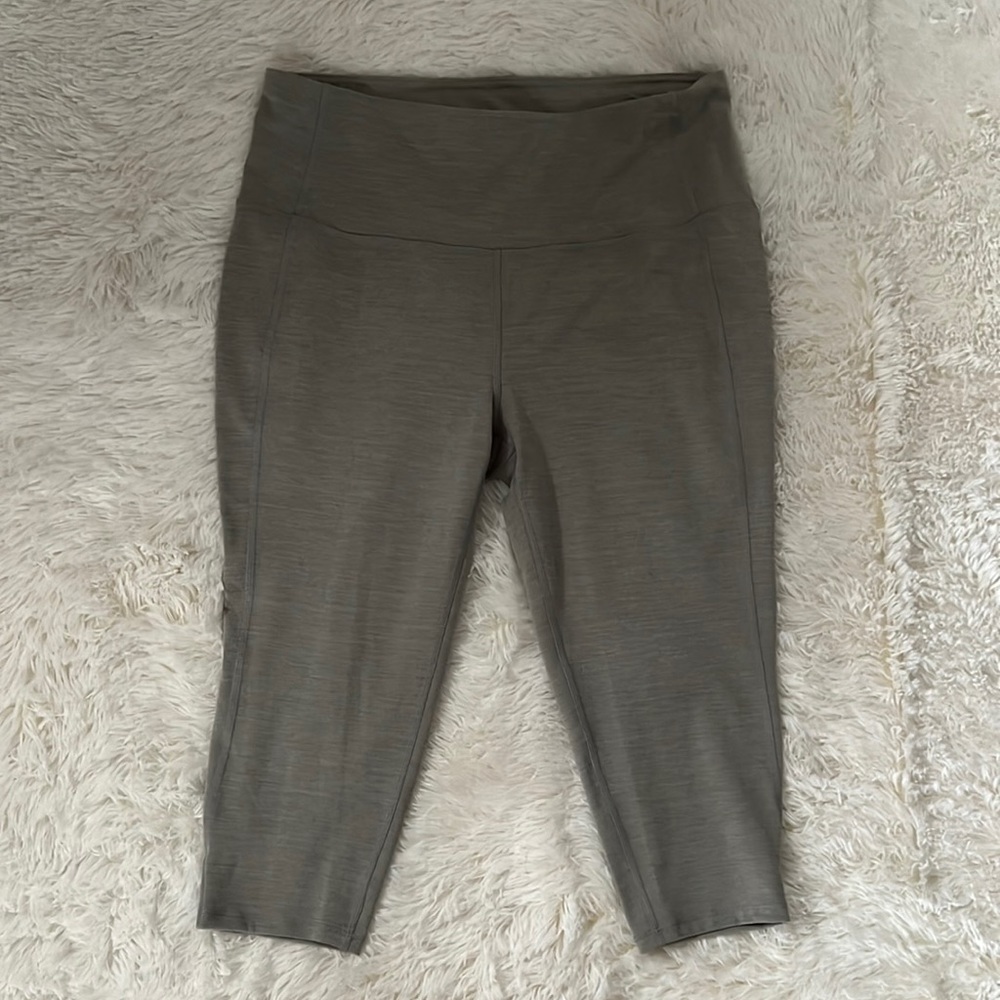 NEW NEVER WORN MTA SPORT GRAY CROPPED LEGGINGS